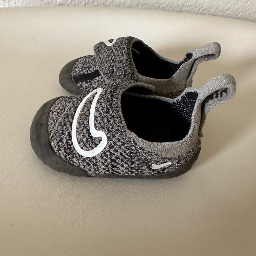 Nike Swoosh 1 black and grey 4c